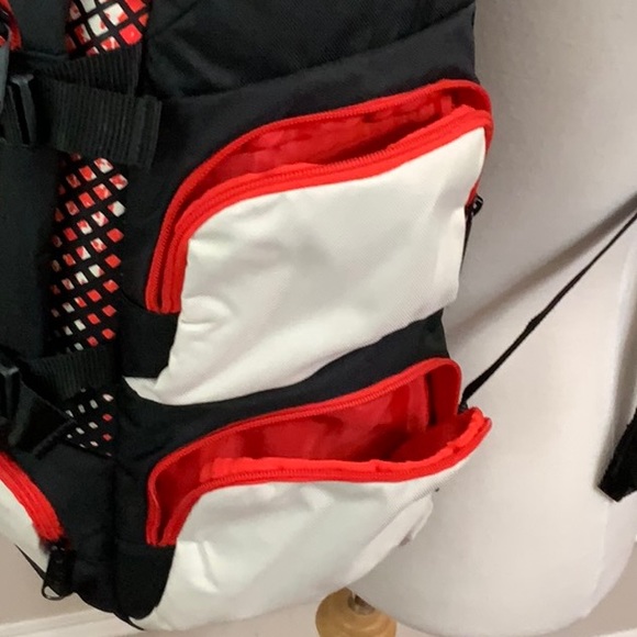 Jansport UNHINGED Black/White Sands - Picture 8 of 16